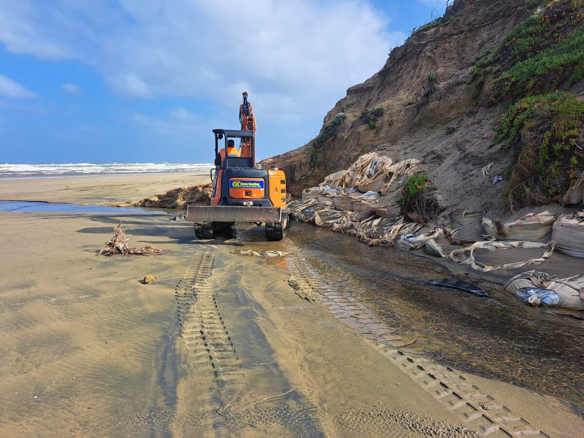 Council cleaning up sandbags at Baylys Beach